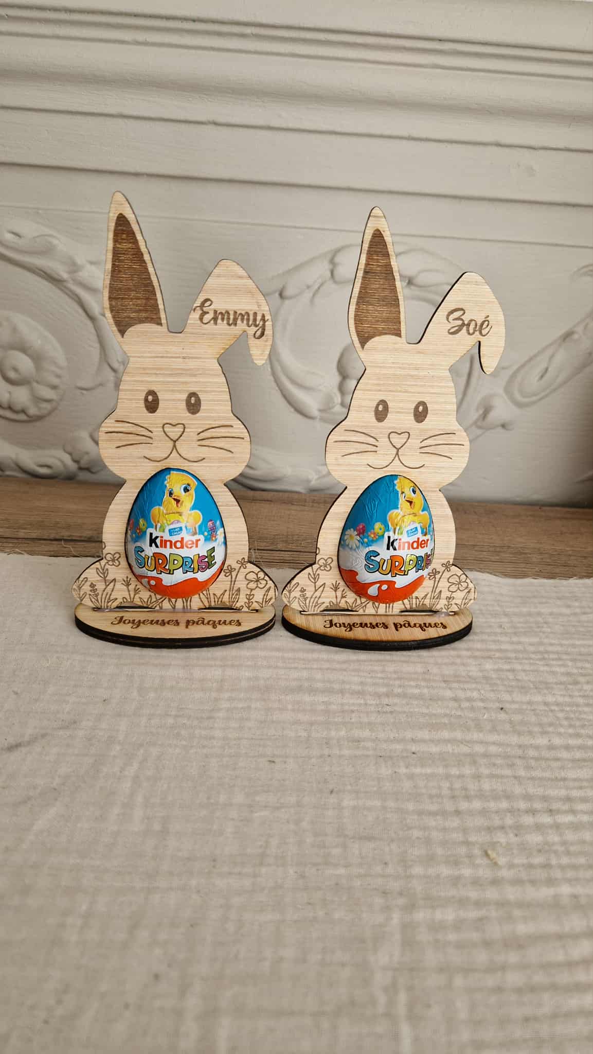 Lapin de Pâques en bois personnalisé – Support œuf Kinder