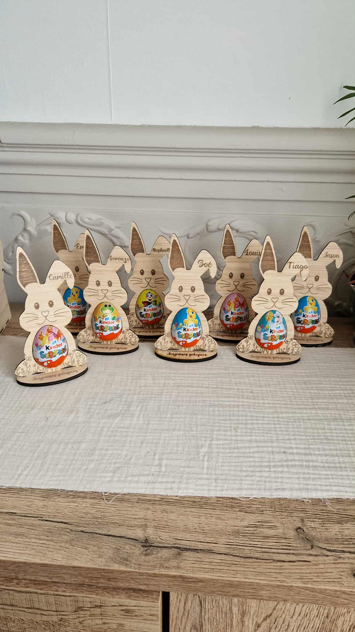 Lapin de Pâques en bois personnalisé – Support œuf Kinder