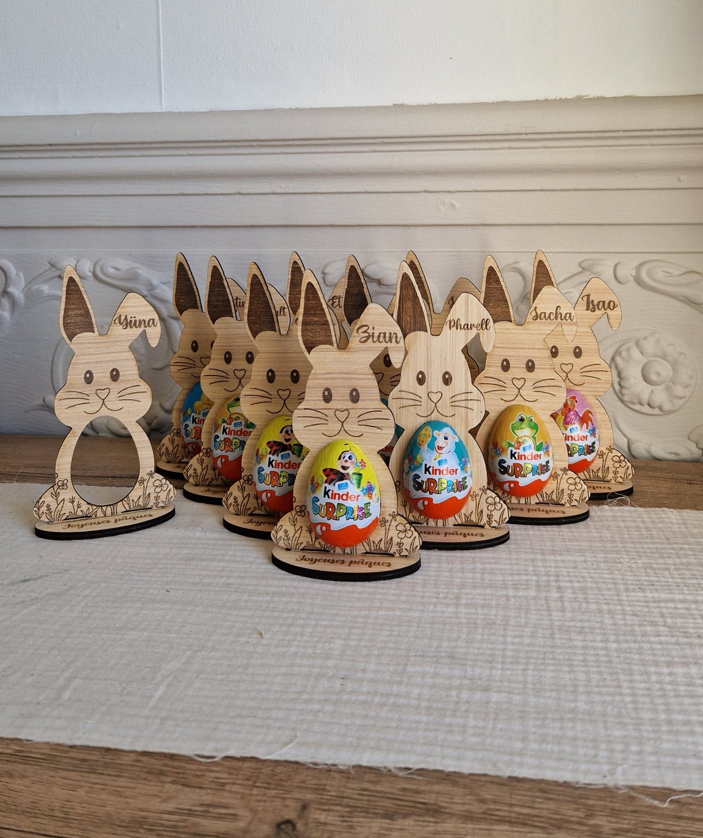 Lapin de Pâques en bois - Support Œuf Kinder - Personnalisé
