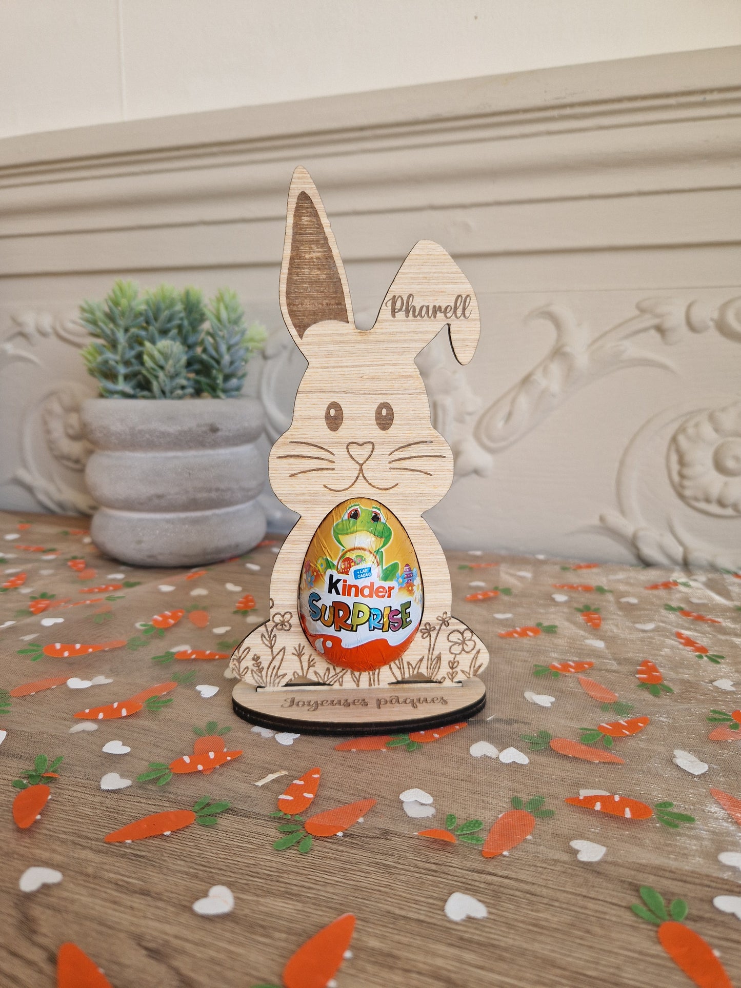 Lapin de Pâques en bois - Support Œuf Kinder - Personnalisé