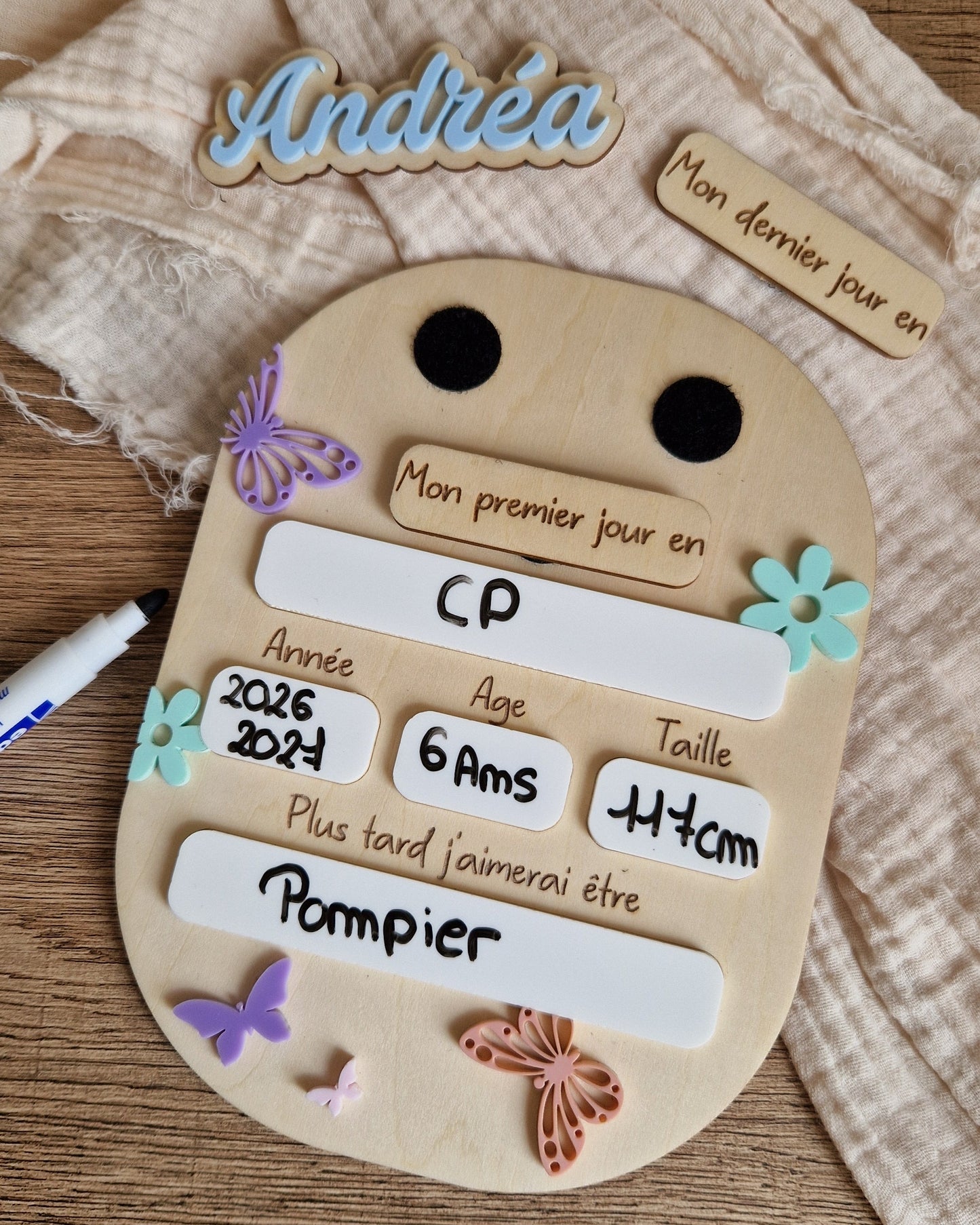 Panneau photo de rentrée scolaire personnalisé en bois - Fleurs et Papillons