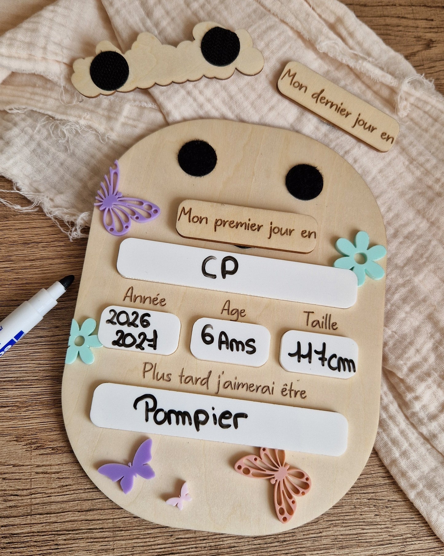 Panneau photo de rentrée scolaire personnalisé en bois - Fleurs et Papillons